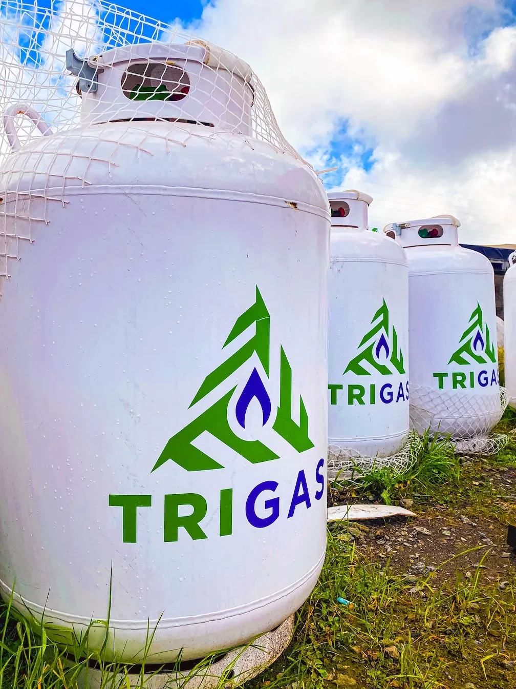 Estanques de gas Trigas en el patio de operaciones